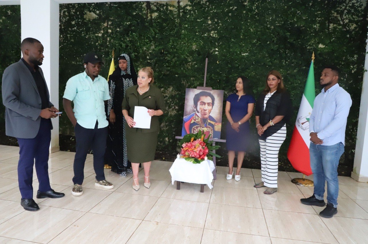 Con fervor patrio, en Guinea Ecuatorial se conmemoró el natalicio del Libertador Simón Bolívar